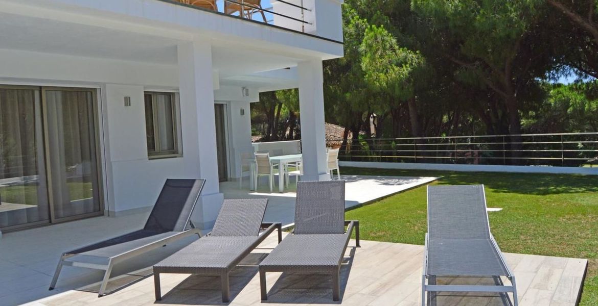 Villa con piscina climatizada en Las Chapas Marbella