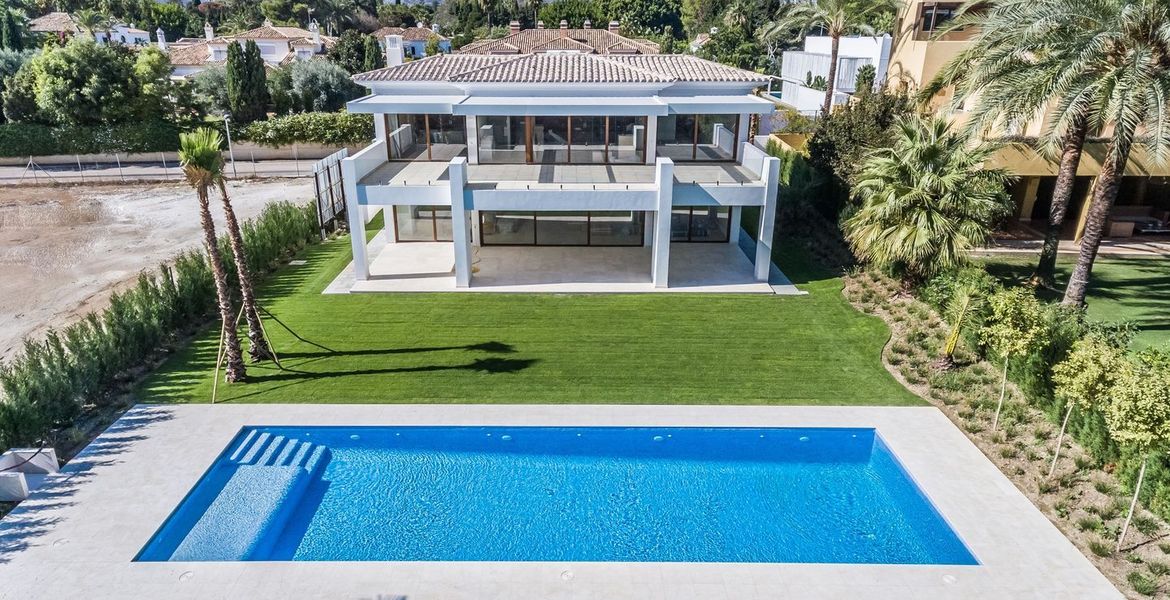 Impresionante villa contemporánea en Guadalmina Baja