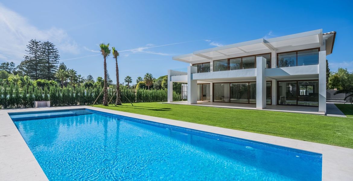 Impresionante villa contemporánea en Guadalmina Baja