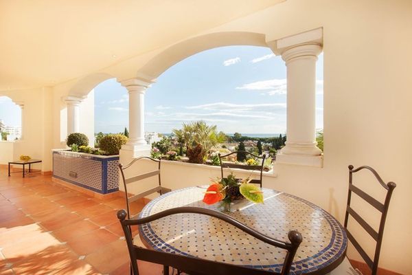 APARTMENTO CON VISTA AL MAR GUADALPIN MARBELLA