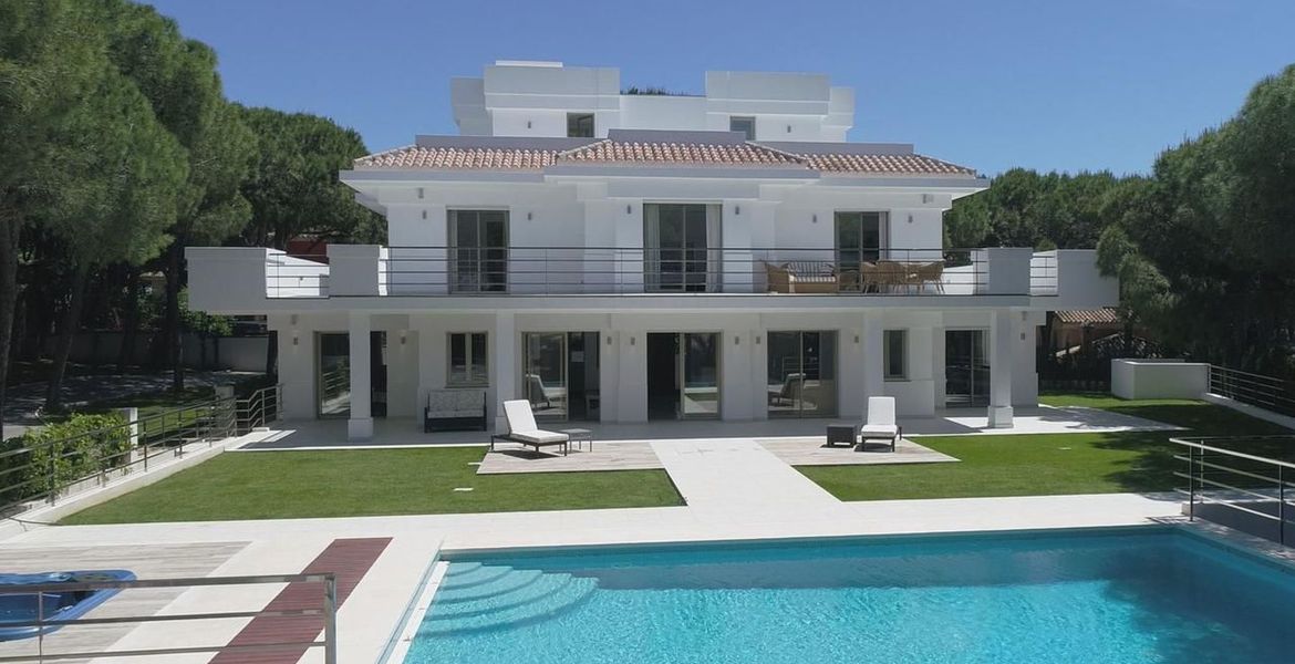 Villa con piscina climatizada en Las Chapas Marbella