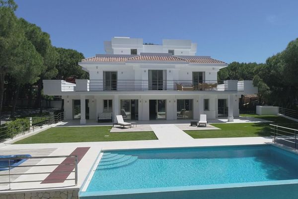 Villa con piscina climatizada en Las Chapas Marbella