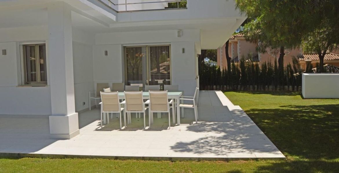 Villa con piscina climatizada en Las Chapas Marbella