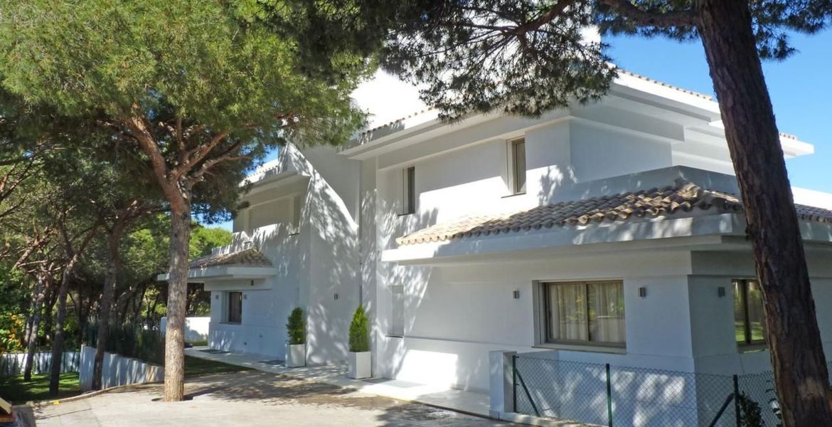 Villa con piscina climatizada en Las Chapas Marbella