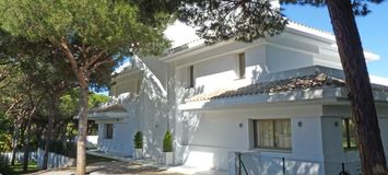 Villa con piscina climatizada en Las Chapas Marbella