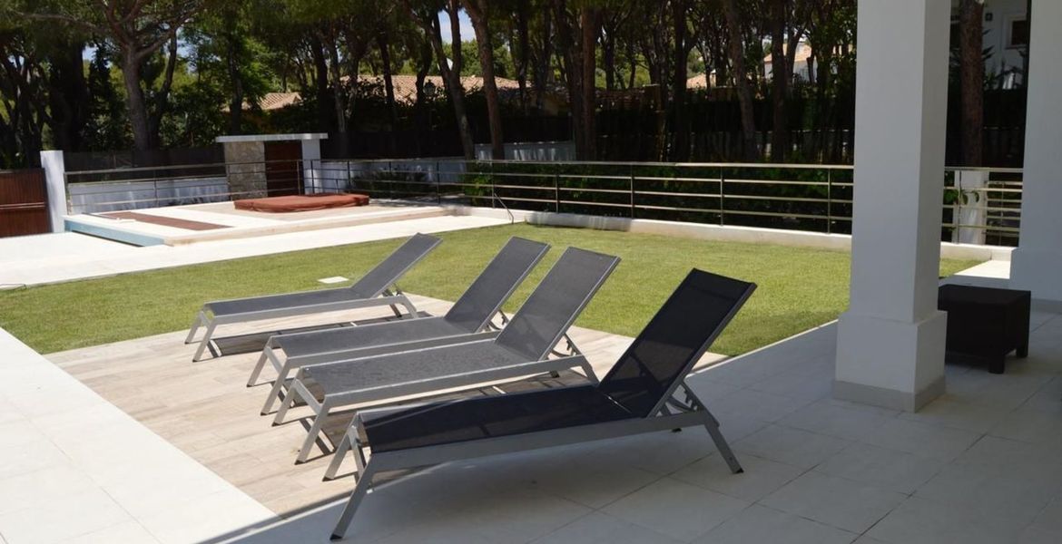 Villa con piscina climatizada en Las Chapas Marbella