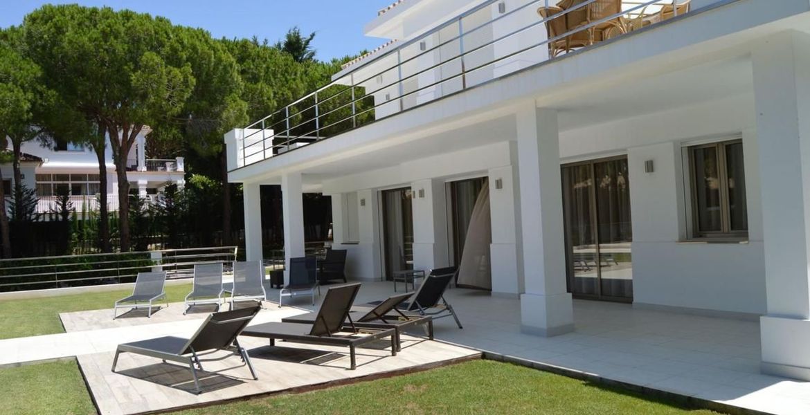 Villa con piscina climatizada en Las Chapas Marbella