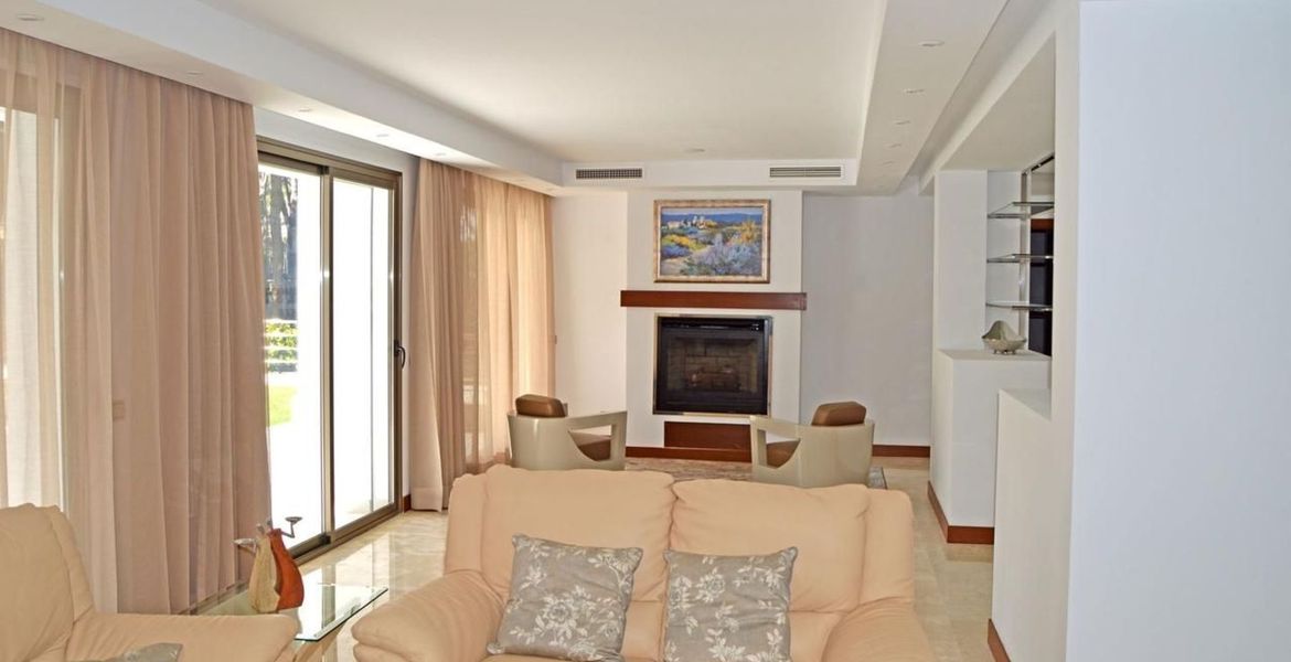 Villa con piscina climatizada en Las Chapas Marbella