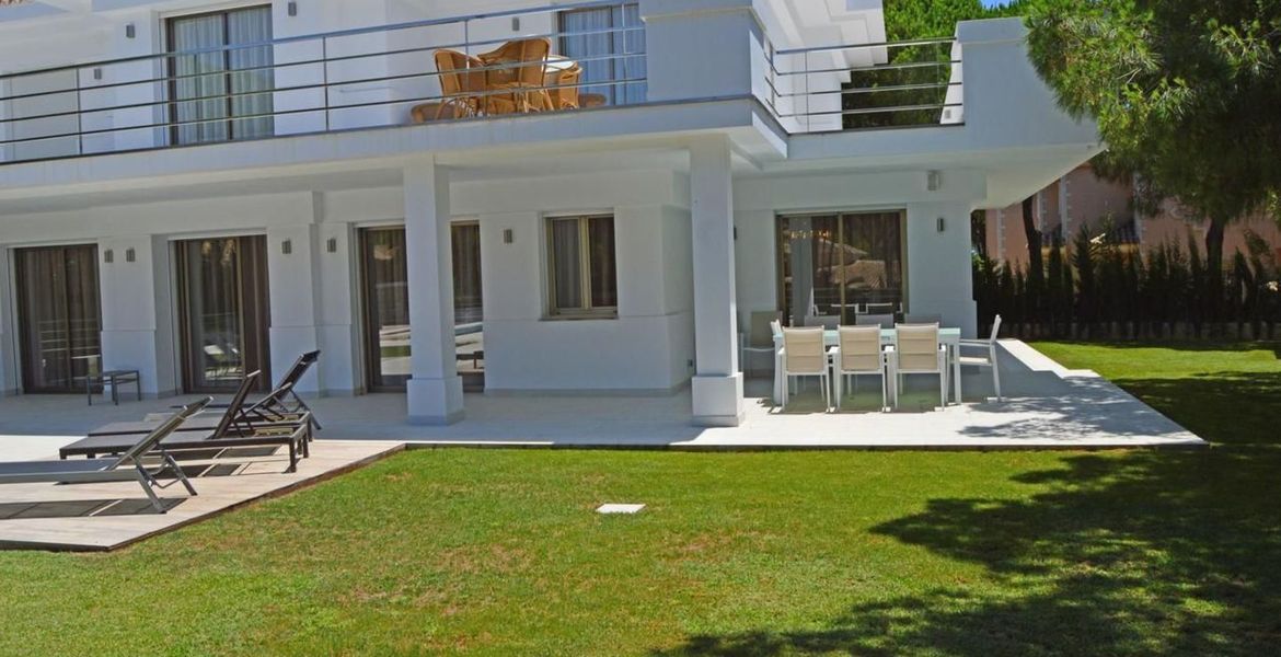 Villa con piscina climatizada en Las Chapas Marbella