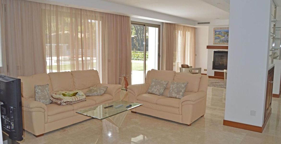 Villa con piscina climatizada en Las Chapas Marbella