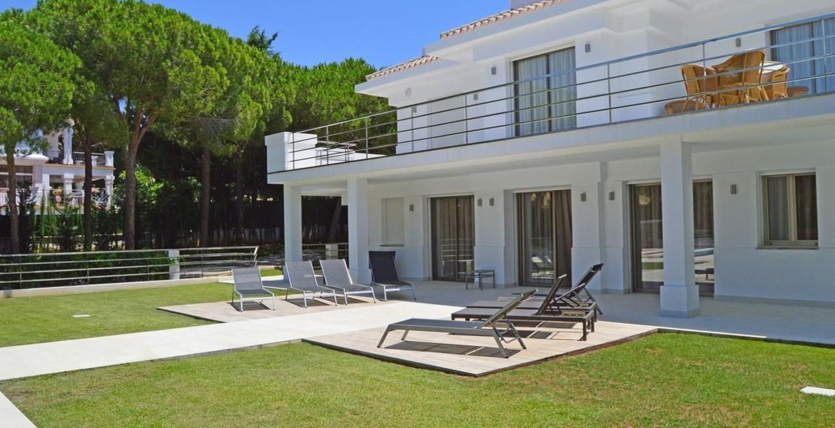 Villa con piscina climatizada en Las Chapas Marbella