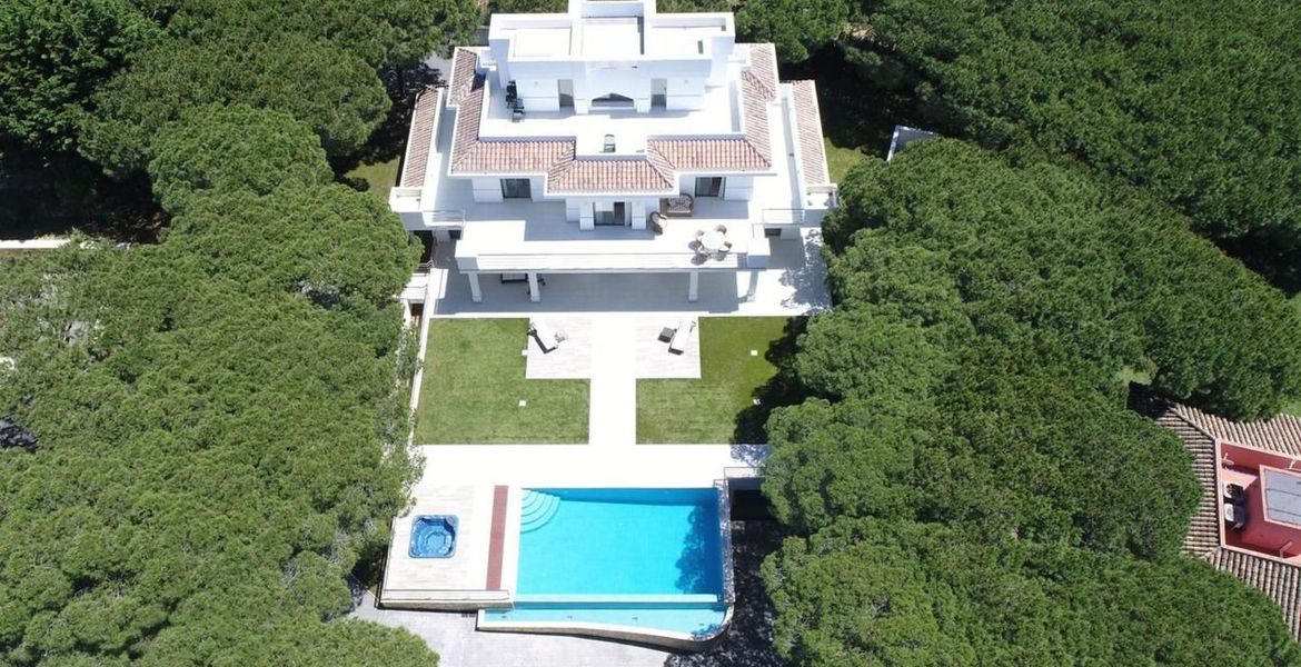 Villa con piscina climatizada en Las Chapas Marbella