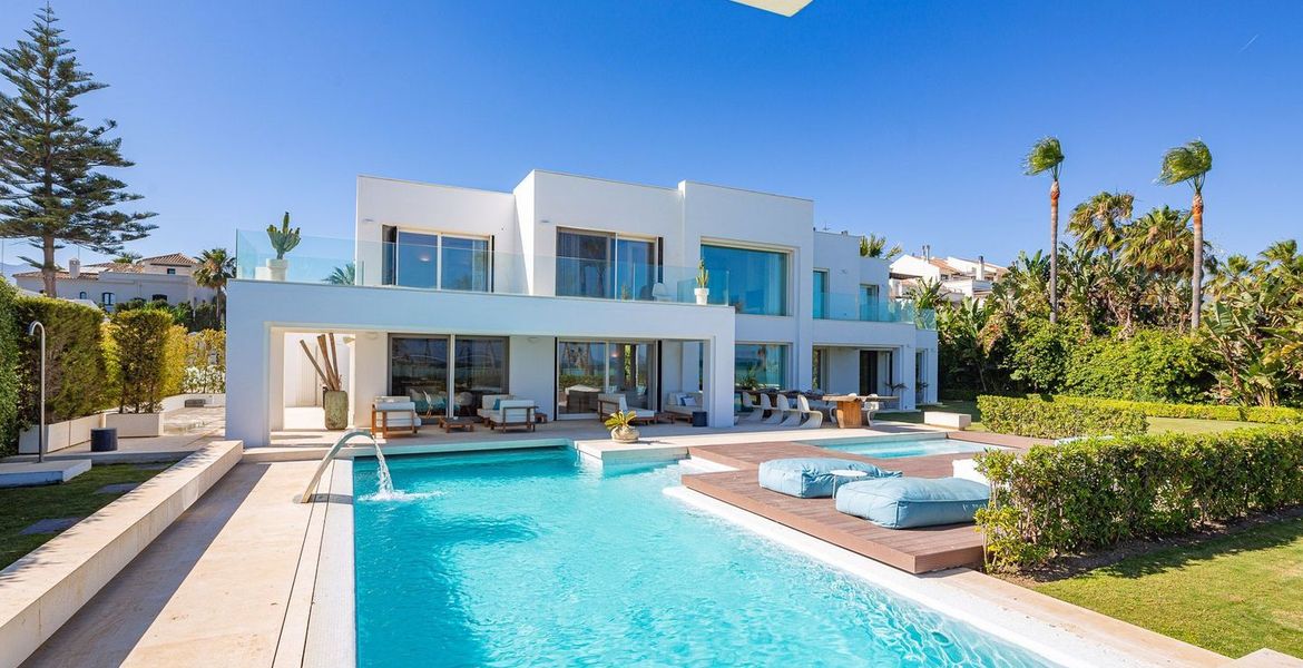 Primera linea playa Villa en alquiler y  venta en Marbella