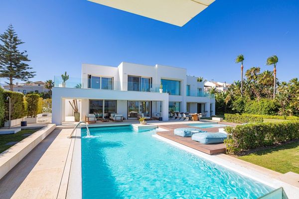 Primera linea playa Villa en alquiler y  venta en Marbella