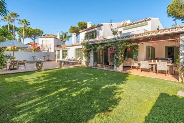 Villa for sale in Estepona