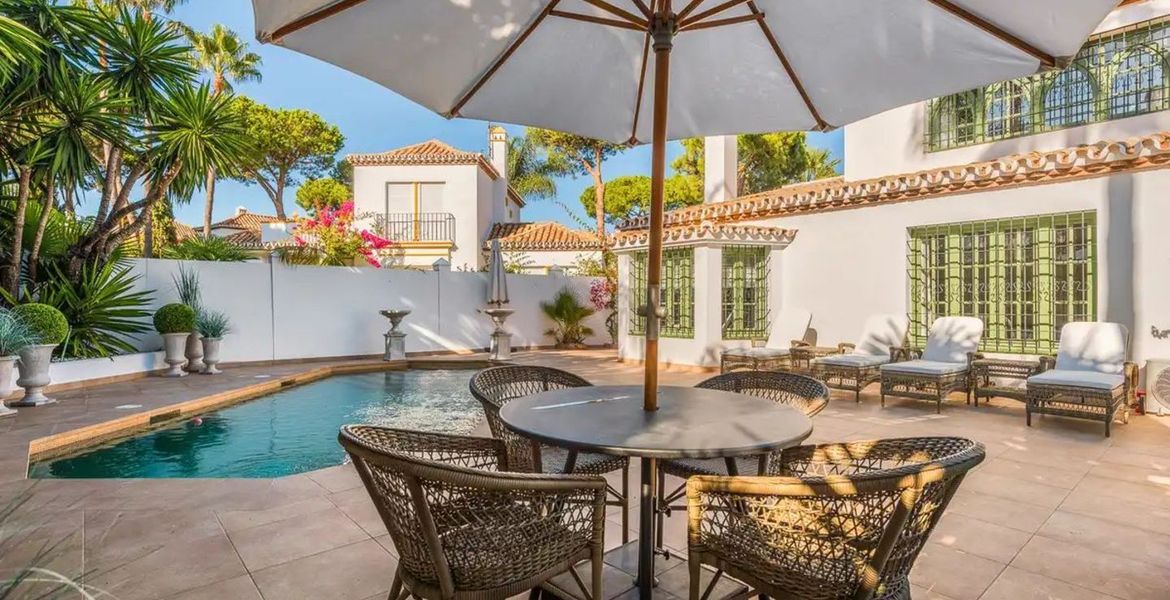 Villa for sale in Estepona