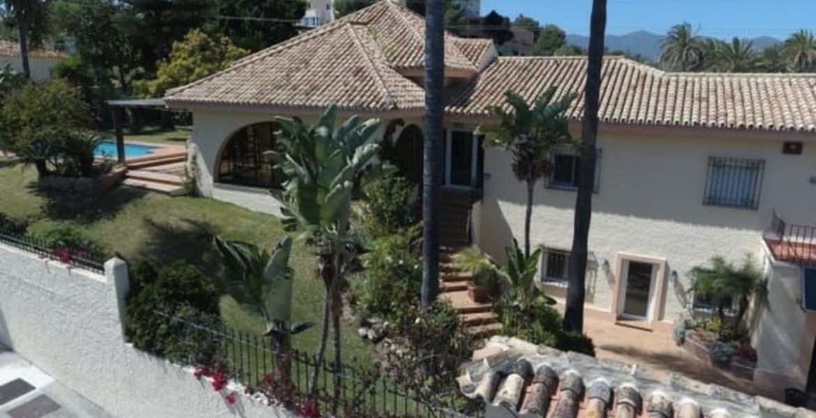 Villa for sale in Estepona