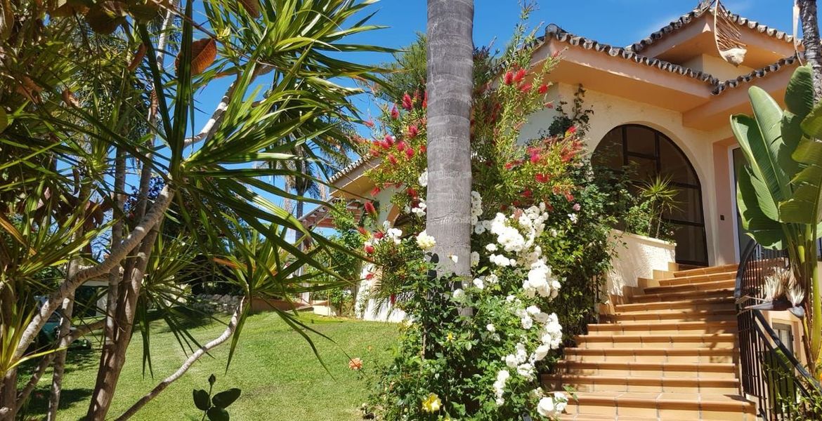 Villa for sale in Estepona