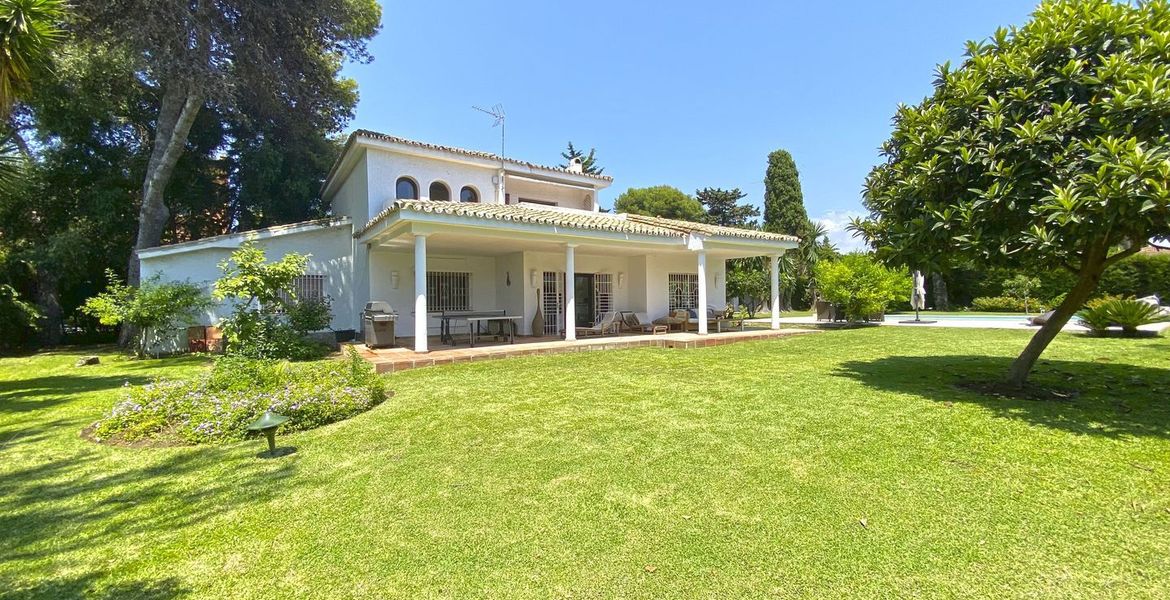 Villa for sale in Estepona