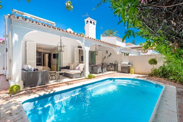 Villa junto a la playa en Marbella en venta