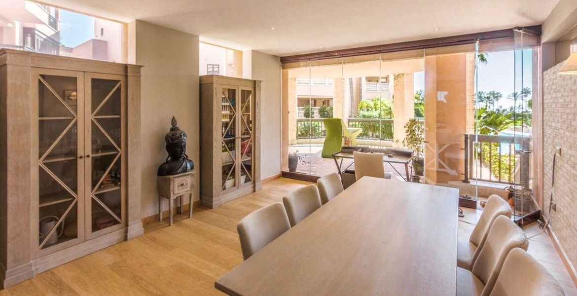 Apartamento de 4 dormitorios en la playa de Marbella