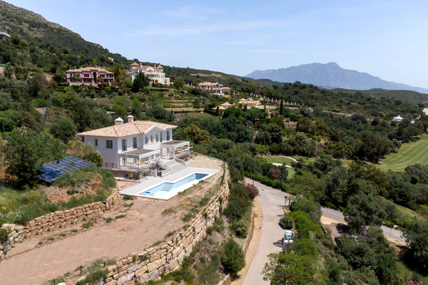 VILLA IN AN EXCLUSIVE LOCATION CLOSE TO GOLF COURSE 