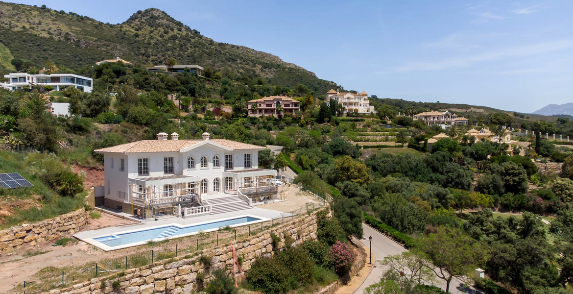 VILLA IN AN EXCLUSIVE LOCATION CLOSE TO GOLF COURSE 