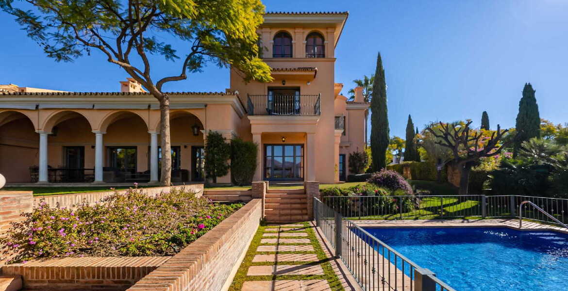 IMPRESIONANTE VILLA DE LUJO DE ESTILO MEDITERRANEO