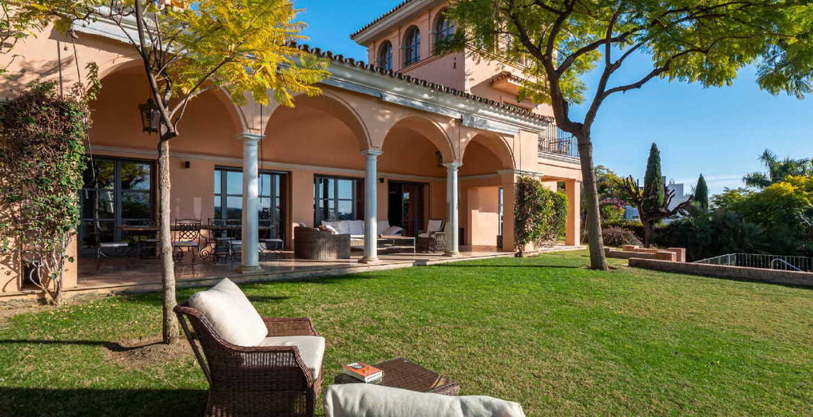 STUNNING MEDITERRANEAN-STYLE LUXURY VILLA Los Flamingos