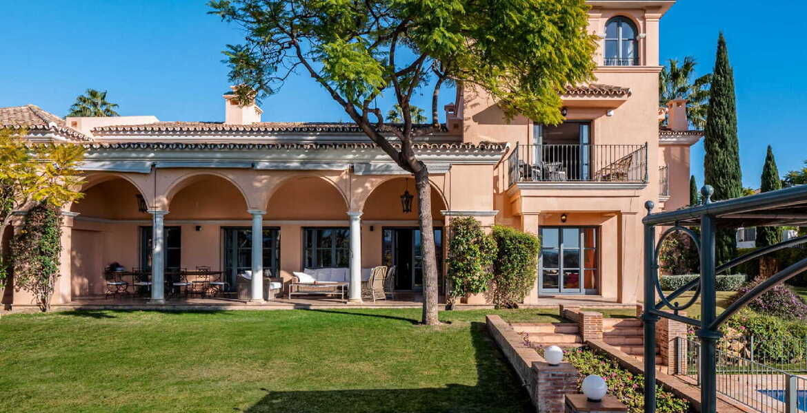 STUNNING MEDITERRANEAN-STYLE LUXURY VILLA Los Flamingos