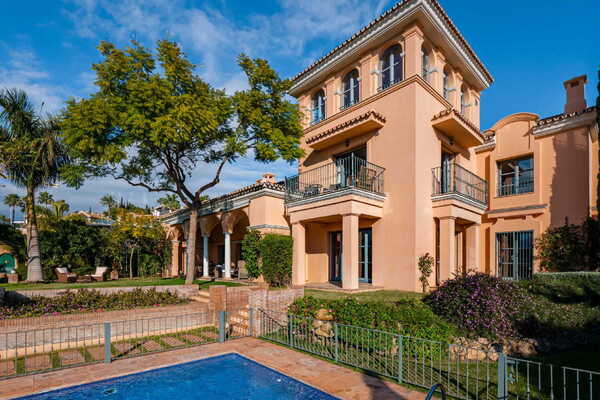 STUNNING MEDITERRANEAN-STYLE LUXURY VILLA Los Flamingos