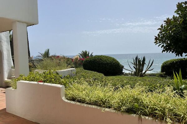 Beachfront apartment for sale in Marina Puente Romano