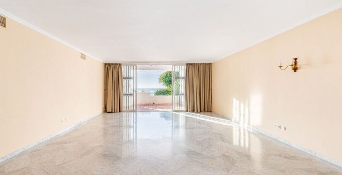 Beachfront apartment for sale in Marina Puente Romano