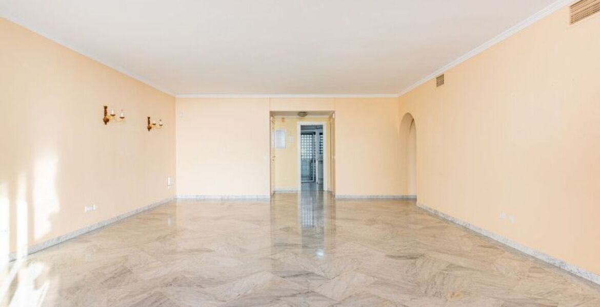 Beachfront apartment for sale in Marina Puente Romano