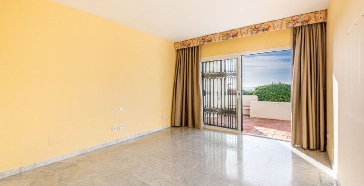 Beachfront apartment for sale in Marina Puente Romano