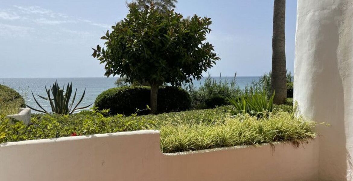 Beachfront apartment for sale in Marina Puente Romano