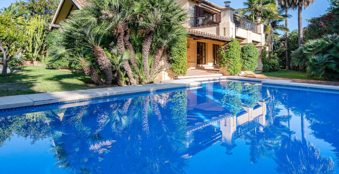 MEDITERRANEAN VILLA FOR SALE WITH A LOT OF CHARM, A FEW STEP