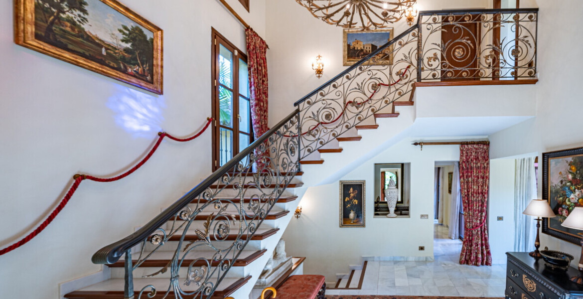 MEDITERRANEAN VILLA FOR SALE WITH A LOT OF CHARM, A FEW STEP