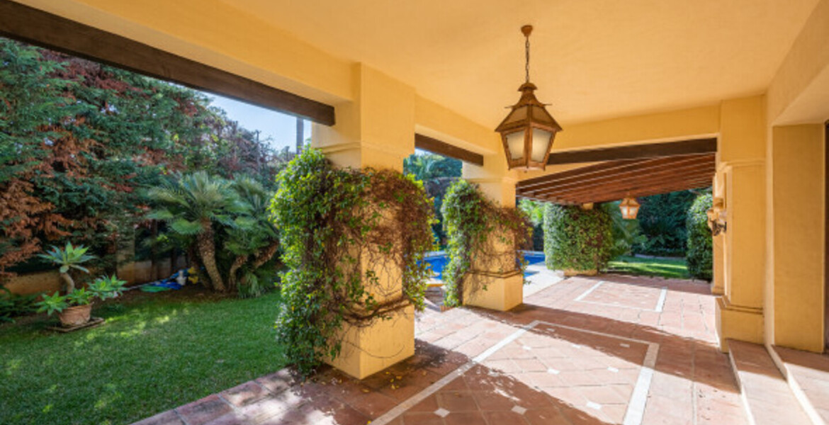 MEDITERRANEAN VILLA FOR SALE WITH A LOT OF CHARM, A FEW STEP