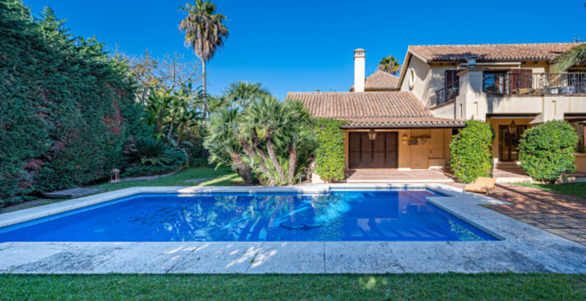 MEDITERRANEAN VILLA FOR SALE WITH A LOT OF CHARM, A FEW STEP