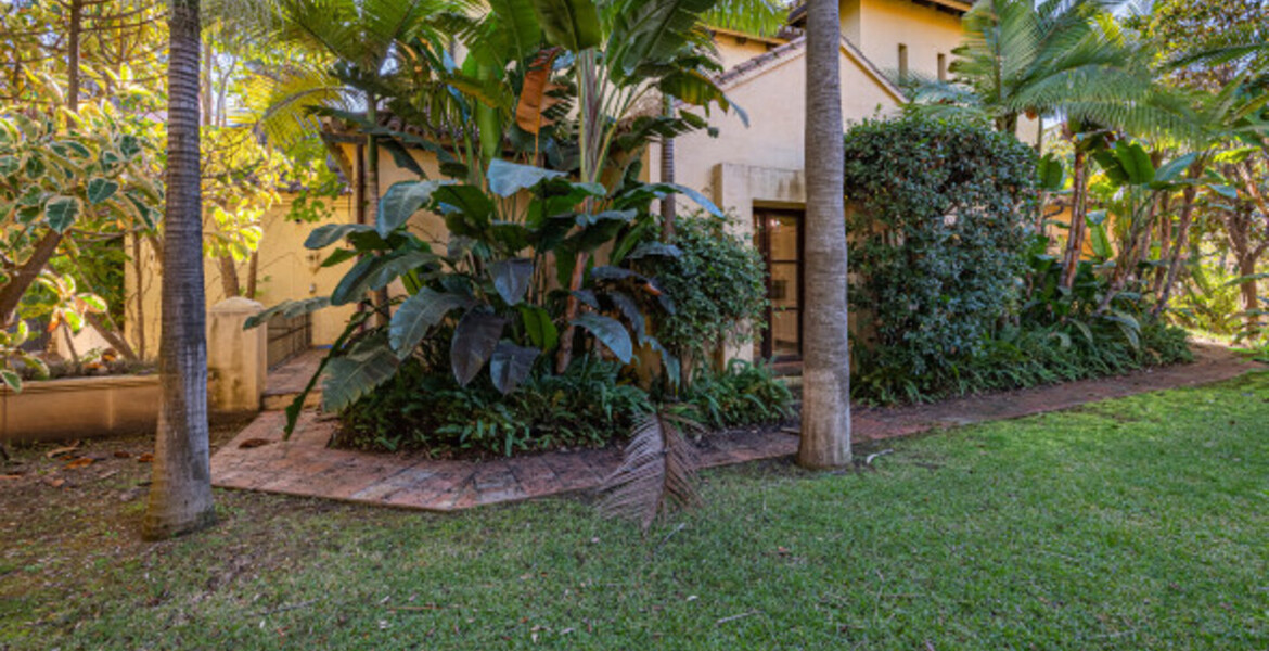 MEDITERRANEAN VILLA FOR SALE WITH A LOT OF CHARM, A FEW STEP