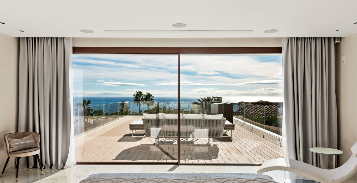 New luxurious modern mansion with sea views in the heart of 