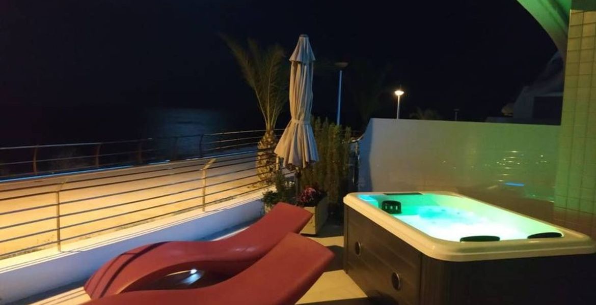 Apartamento con vistas al mar y jacuzzi