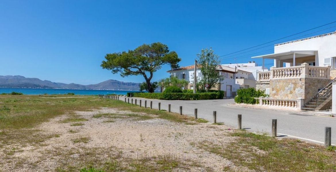 Gran apartamento con terraza y vistas al mar.