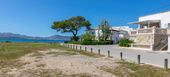 Gran apartamento con terraza y vistas al mar.