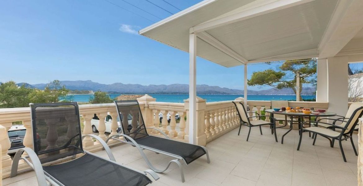 Gran apartamento con terraza y vistas al mar.