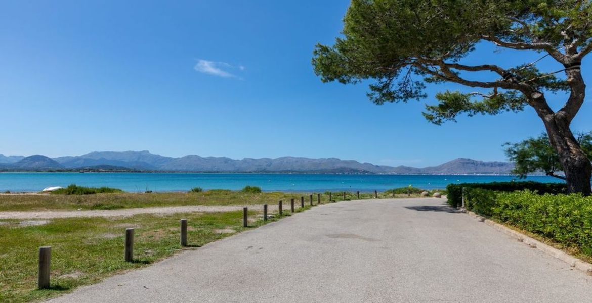 Gran apartamento con terraza y vistas al mar.