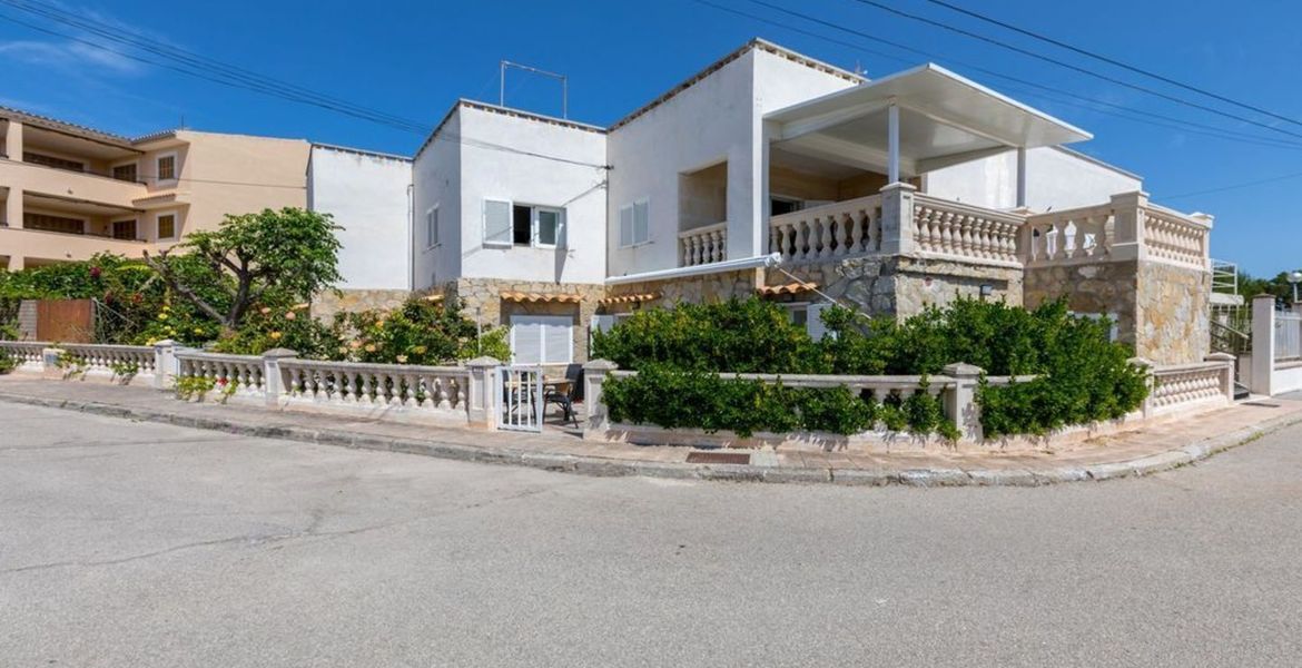 Gran apartamento con terraza y vistas al mar.