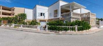 Gran apartamento con terraza y vistas al mar.