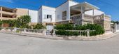 Gran apartamento con terraza y vistas al mar.